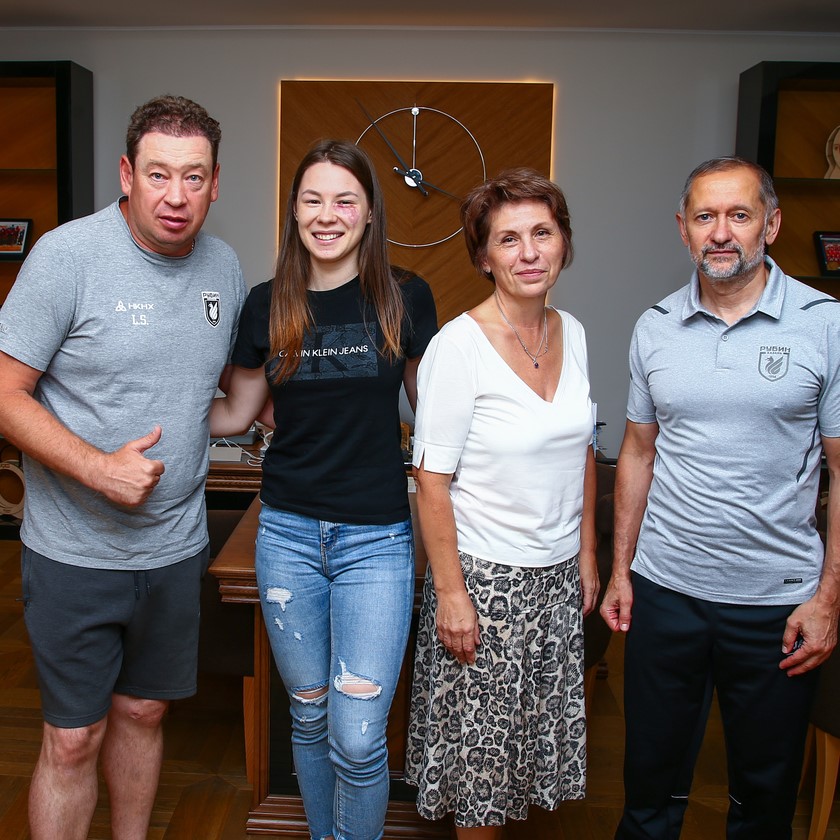 Олимпийская чемпионка по фехтованию Марта Мартьянова посетила базу «Рубина» | РФПЛ Олимпийская чемпионка по фехтованию Марта Мартьянова посетила базу «Рубина»