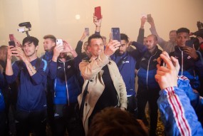 Болельщики встретили чемпионов РПЛ в Пулково