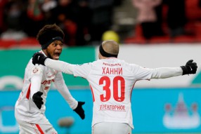 Луис Адриано, Софьян Ханни