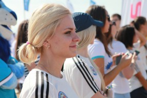 Футбольный матч между командами "Мисс Премьер ...