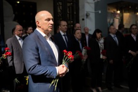 Возложение цветов в Центральном музее вооруженных  ...