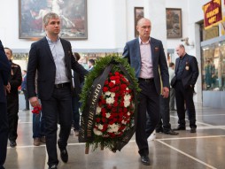 Возложение цветов в Центральном музее вооруженных  ...