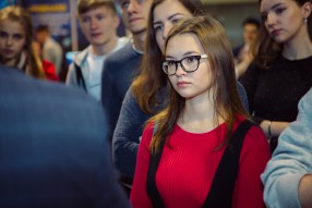 Студенты на XV Международной выставке «Футбол Марк ...