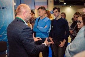 Студенты на XV Международной выставке «Футбол Марк ...
