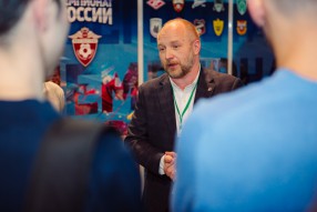 Студенты на XV Международной выставке «Футбол Марк ...
