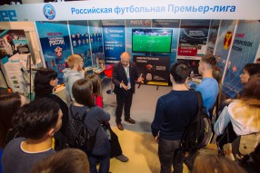 Студенты на XV Международной выставке «Футбол Марк ...