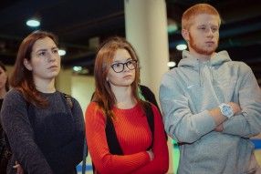 Студенты на XV Международной выставке «Футбол Марк ...