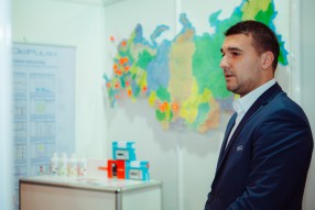 Студенты на XV Международной выставке «Футбол Марк ...