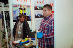 Студенты на XV Международной выставке «Футбол Марк ...