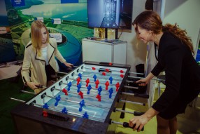 Студенты на XV Международной выставке «Футбол Марк ...