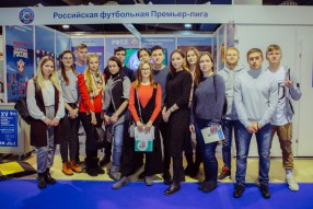 Студенты на XV Международной выставке «Футбол Марк ...