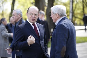Возложение цветов в музее Вооруженных Сил