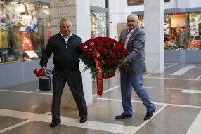 Возложение цветов в музее Вооруженных Сил