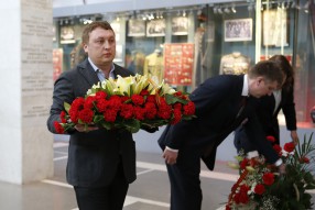 Возложение цветов в музее Вооруженных Сил
