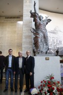 Возложение цветов в музее Вооруженных Сил