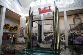 Возложение цветов в музее Вооруженных Сил