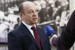 Возложение цветов в музее Вооруженных Сил