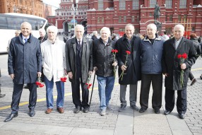 Возложение цветов к Могиле Неизвестного Солдата