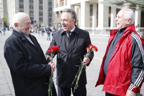 Возложение цветов к Могиле Неизвестного Солдата