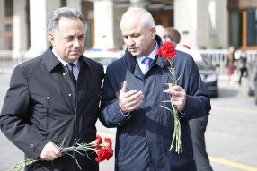 Возложение цветов к Могиле Неизвестного Солдата