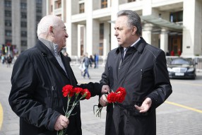 Возложение цветов к Могиле Неизвестного Солдата