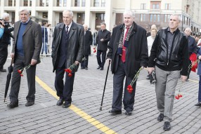 Возложение цветов к Могиле Неизвестного Солдата