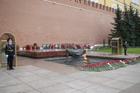 Возложение цветов к Могиле Неизвестного Солдата