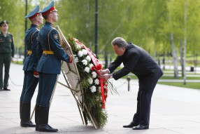 Возложение цветов к Могиле Неизвестного Солдата