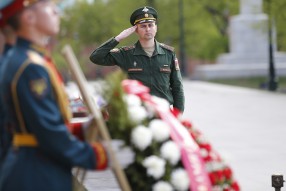 Возложение цветов к Могиле Неизвестного Солдата