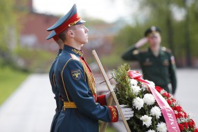 Возложение цветов к Могиле Неизвестного Солдата