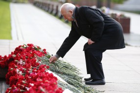 Возложение цветов к Могиле Неизвестного Солдата