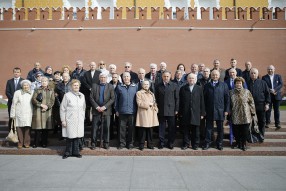 Возложение цветов к Могиле Неизвестного Солдата